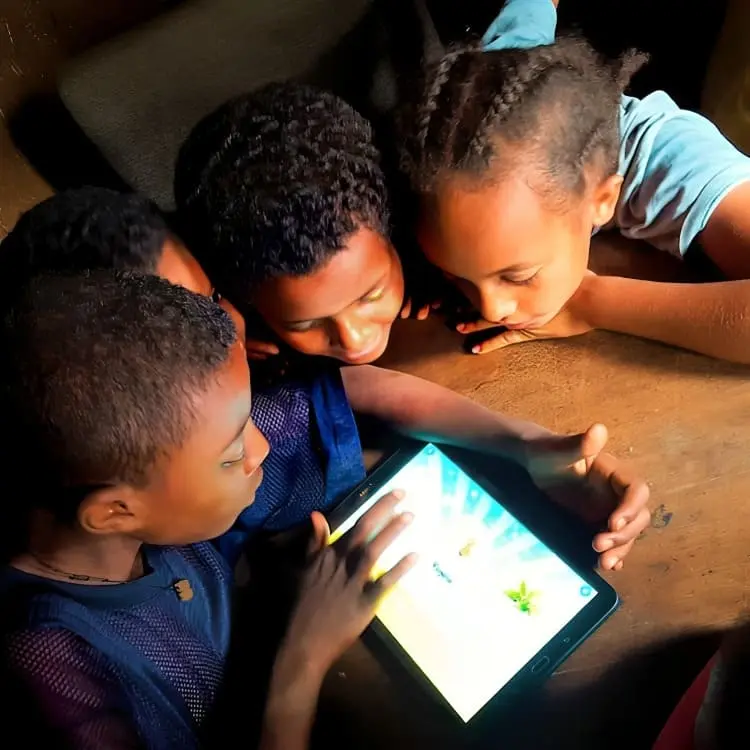 Imagen niños negros con tablet